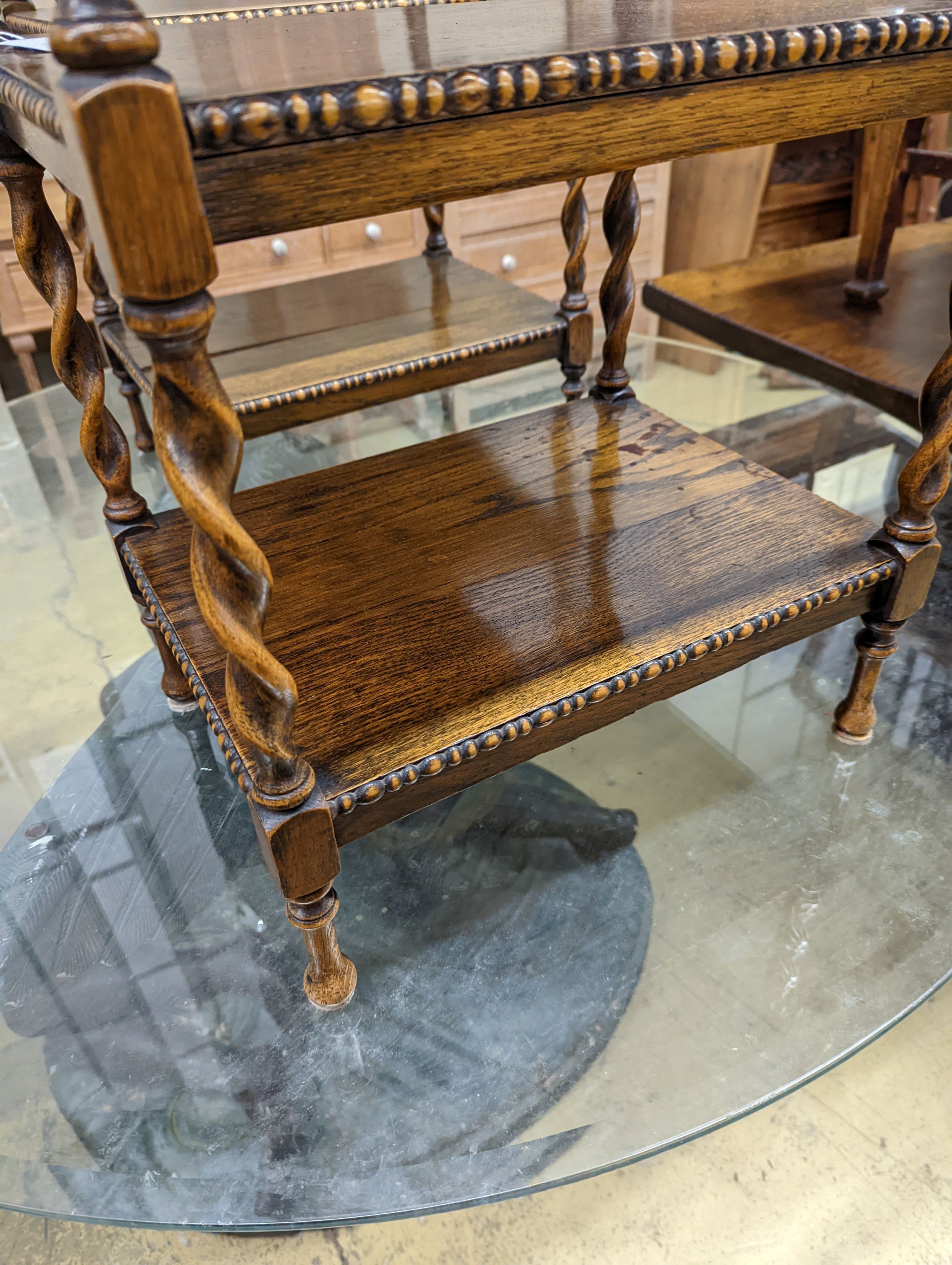 A pair of oak three-tier whatnots. W-46cm, D-36cm, H-69cm.